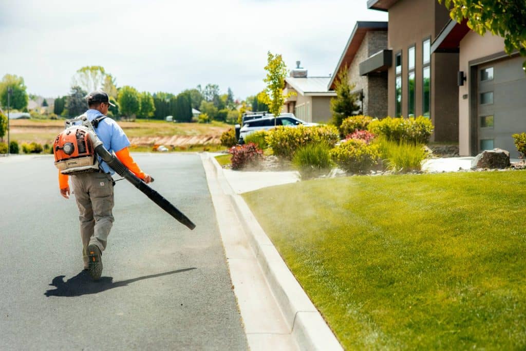 commercial lawn maintenance service for Yakima